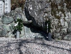 Shrine on road 438