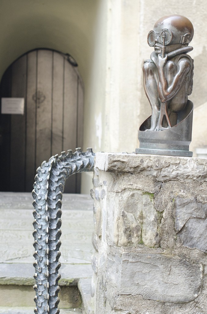 Giger Statue 3